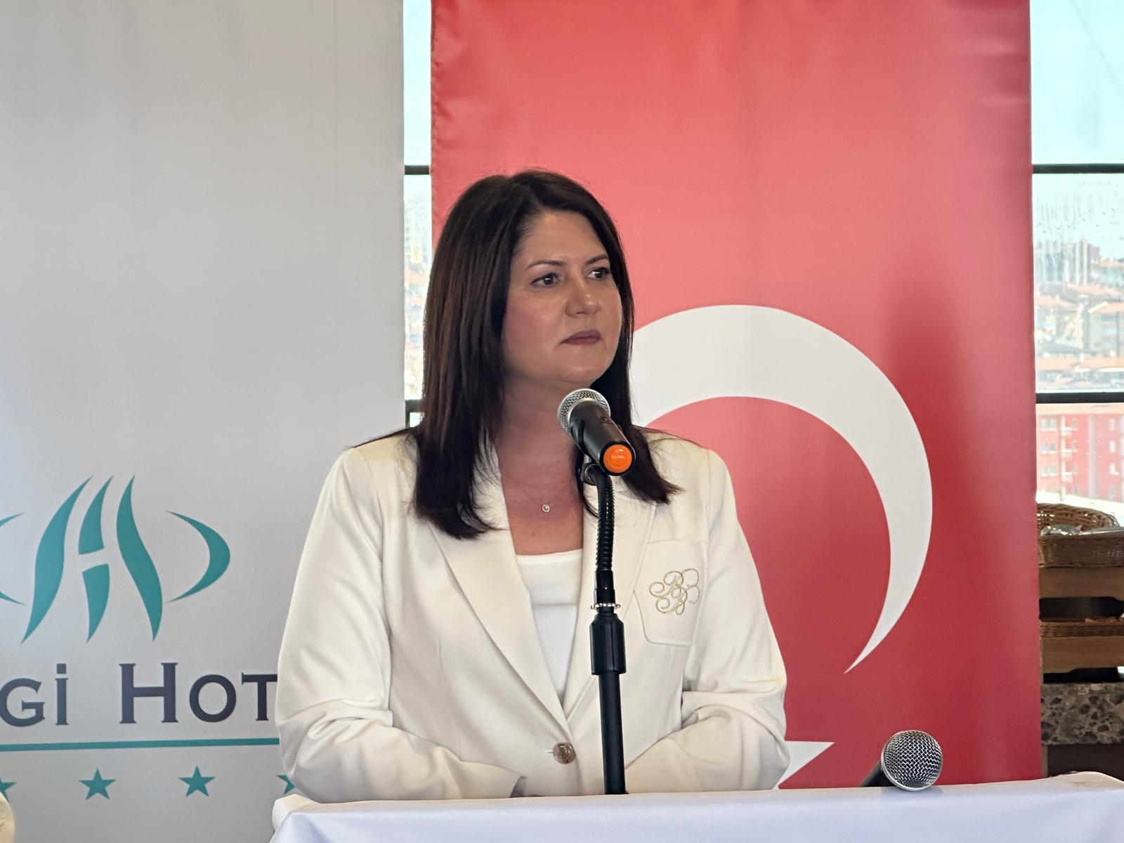 Türk Kadınlar Birliği Edirne Şubesi, Anneler Günü dolayısıyla kentteki bir otelde kahvaltı organizasyonu düzenledi. Şehrin önde gelen isimlerini ve çok sayıda davetliyi bir araya getiren program, samimi ve duygusal anlara sahne oldu.